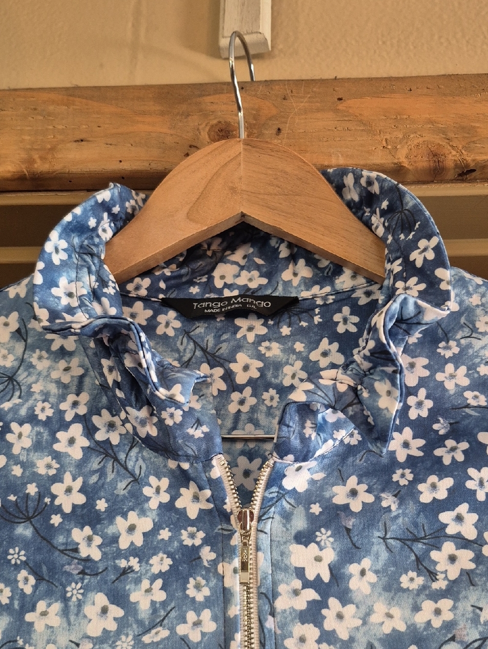 Tango Mango Sleeveless 1/4 Zip Front High Stand Up Neckline Blue White Floral L - Picture 3 of 14